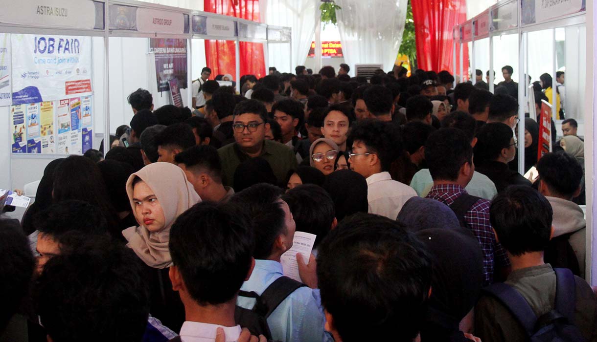 Pencari kerja memadati stan perusahaan saat acara Job Fair 2025 di Kantor Kementerian Tenaga Kerja, Jakarta, Kamis (22/5/2025). (Beritanasional.com/oke Atmaja)