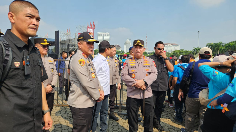 Kapolri Jenderal Listyo Sigit Prabowo saat menyambangi Hari Buruh 2025 di Monas. (BeritaNasional/Panji Septo)