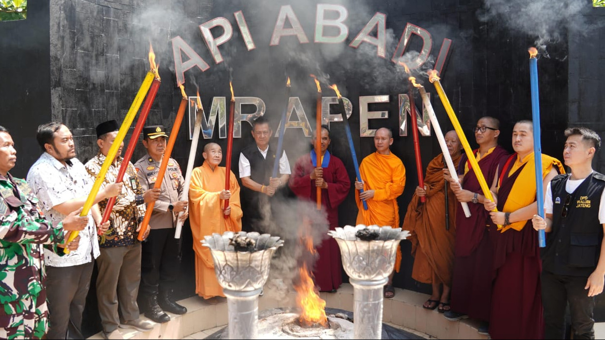 Prosesi Sakral Pengambilan Api Dharma Mrapen Awali Rangkaian Waisak 2025 di Candi Borobudur Pengambilan Api Dharma. (Foto/Kemenag RI)