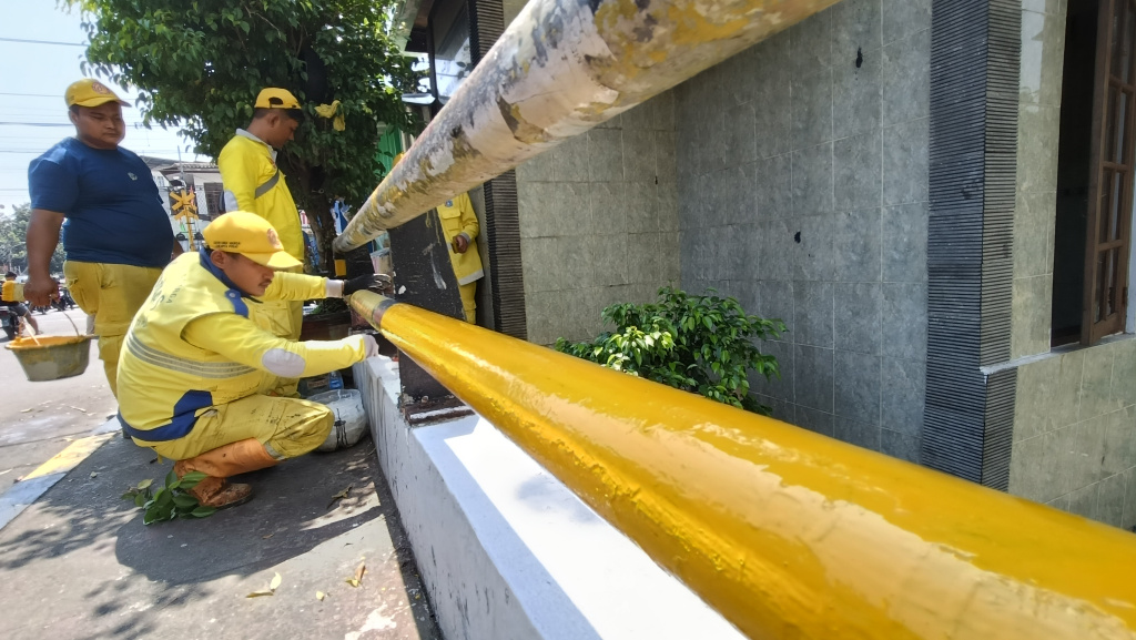 Sejumlah petugas Sudin Bina Marga Jakarta Pusat mengecat jembatan Kali Ciliwung di Jalan Menteng Jaya,  Jakarta,Senin (5/5/2025). (Beritanasional.com/Oke Atmaja)