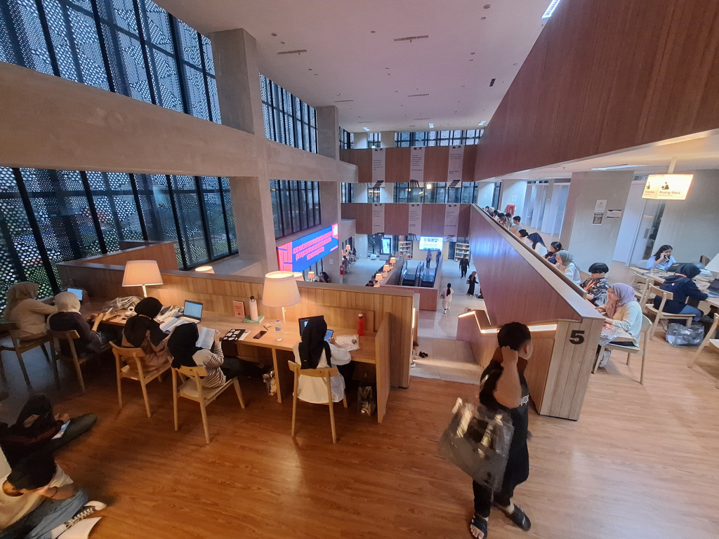 Pengunjung membaca buku digital melalui laptop di Perpustakaan Jakarta, Taman Ismail Marzuki, Jakarta, Selasa (20/5/2025). (Beritanasional.com/Oke Atmaja)