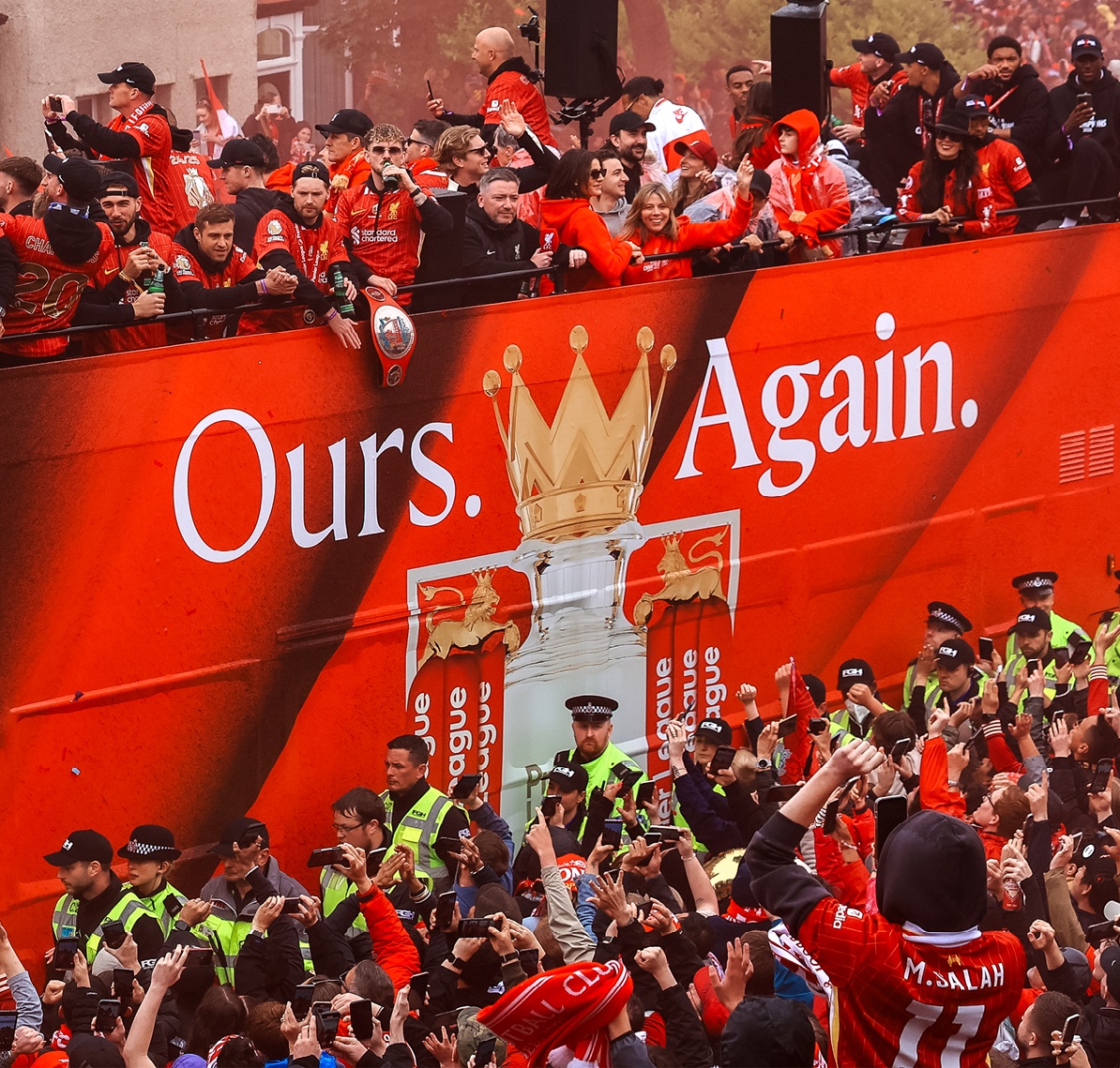 Mobil Tabrak Kerumunan Perayaan Gelar Juara Liverpool, 27 Orang Terluka Perayaan gelar juara Liverpool. (Foto/Liverpool)