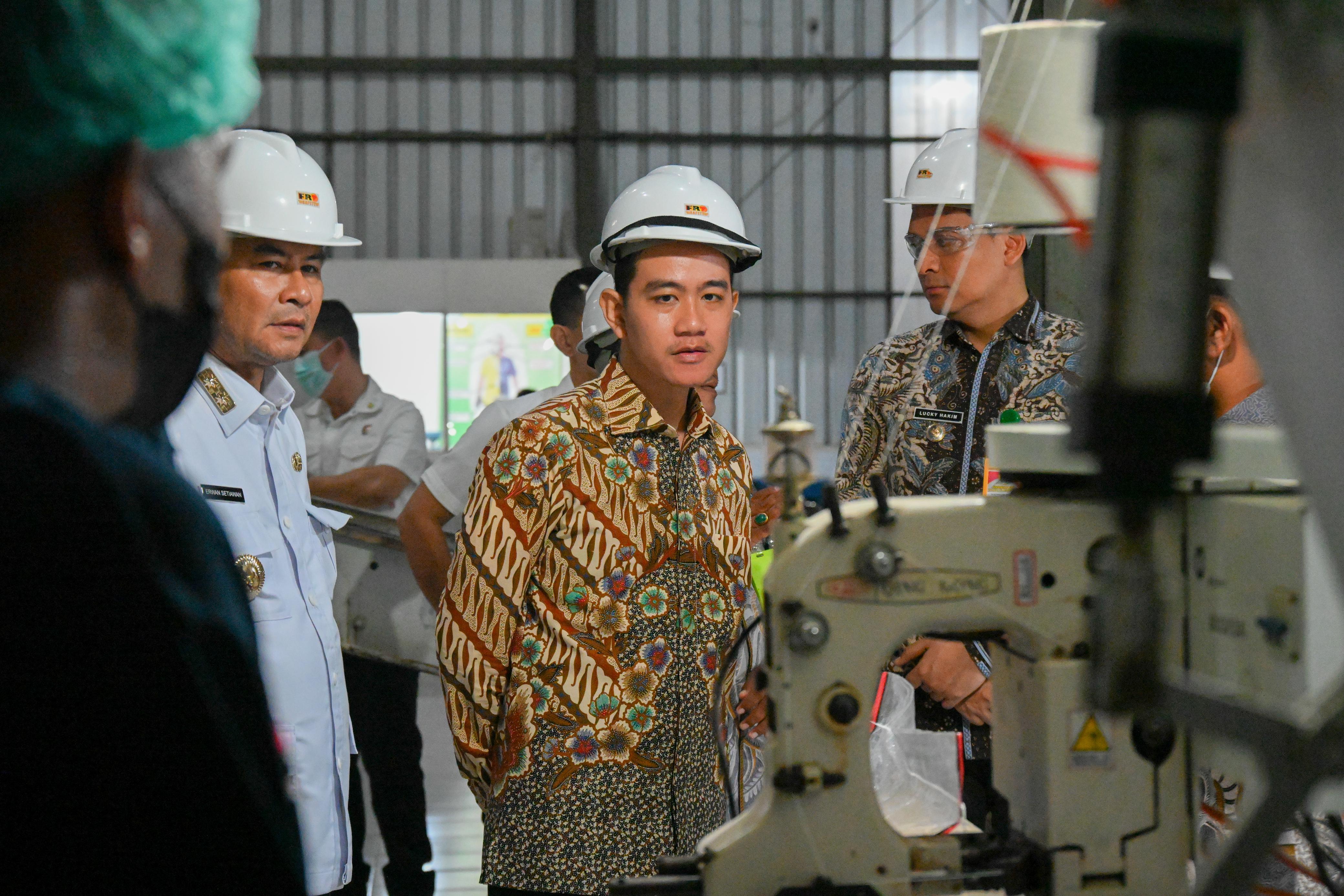 Wakil Presiden (Wapres) Gibran Rakabuming meninjau langsung aktivitas produksi Pabrik Beras CV Sandy Jaya. (BeritaNasional/Elvis Sendouw/HO Setwapres)