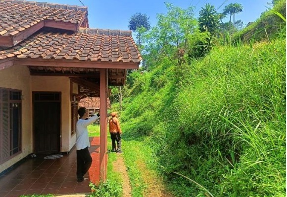 Kondisi tanah bergerak di Kabupaten Sumedang, Jawa Barat. (BeritaNasional/BNPB)