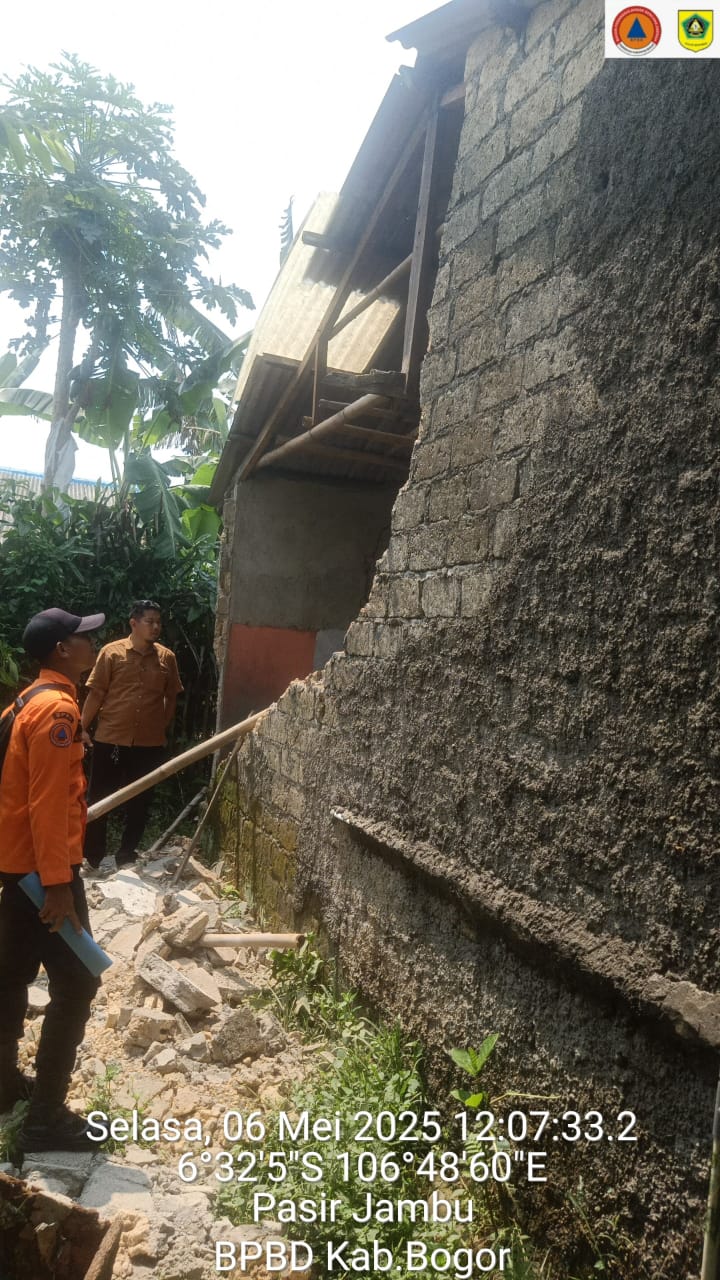 Tembok rumah warga jebol akibat angin kencang di Kabupaten Bogor. (BeritaNasional/BNPB)
