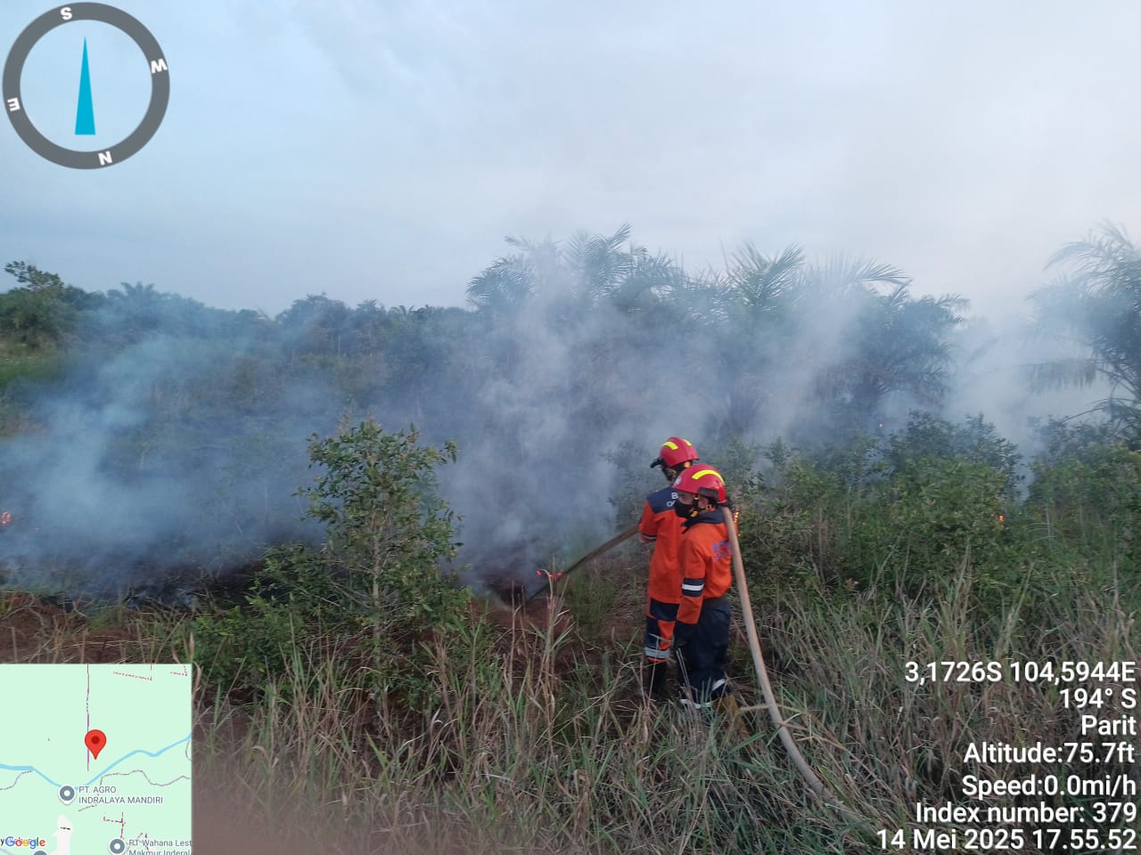 Petugas berusaha memadamkan api di lahan (karhutla) Kabupaten Ogan Ilir Sumsel. (BeritaNasional/BNPB)