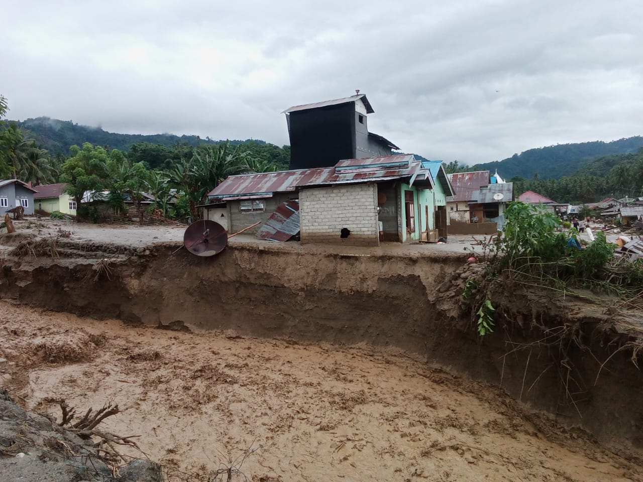 Banjir bandang melanda Kabupaten Donggala Sulawesi Tengah, Selasa (27/5). (BeritaNasional/BNPB)
