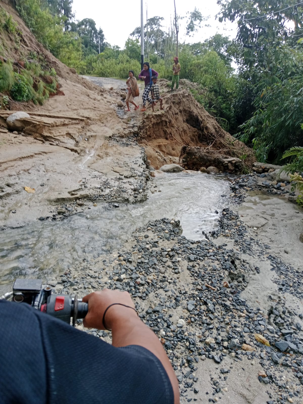 Kondisi jalan tertutup material tanah longsor di Kabupaten Mamasa Sulawesi Barat, Selasa (13/5). (BeritaNasional/BNPB)