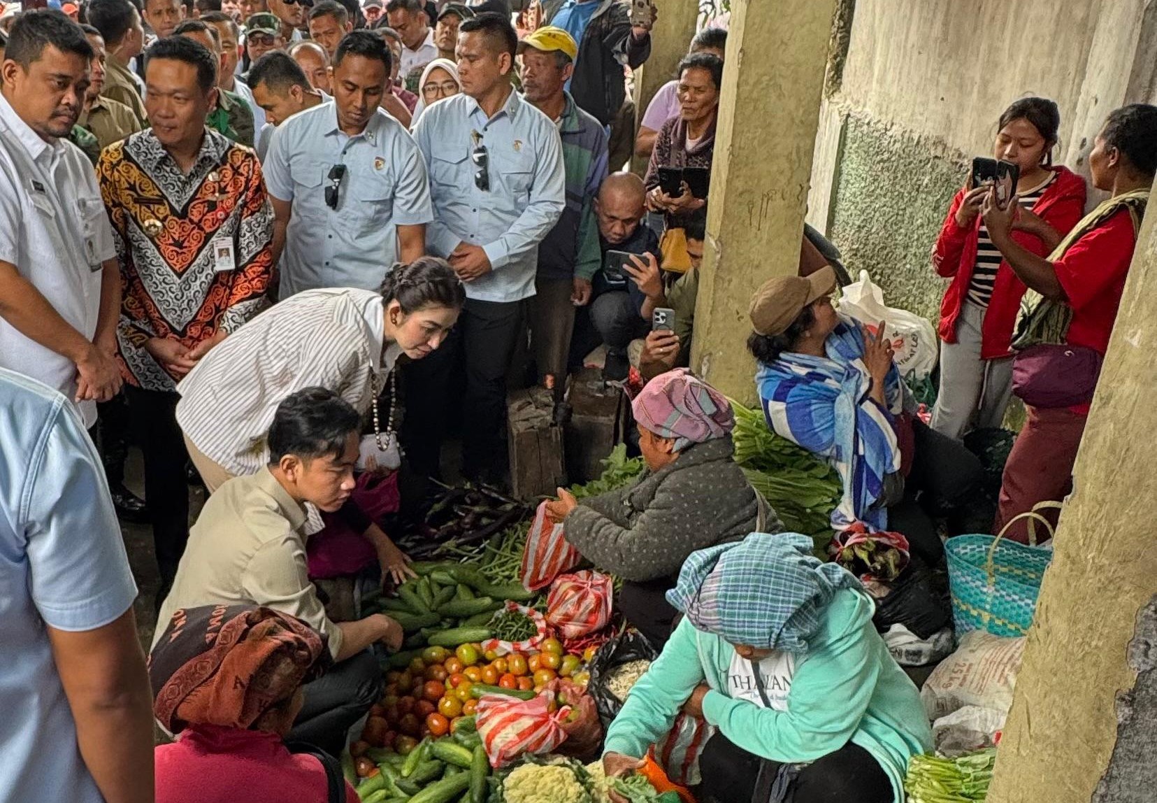 Wakil Presiden (Wapres) Gibran Rakabuming meninjau Pasar Dolok Sanggul di Kabupaten Humbang Hasundutan, Sumatra Utara. (BeritaNasional/Elvis Sendouw/HO Setwapres)