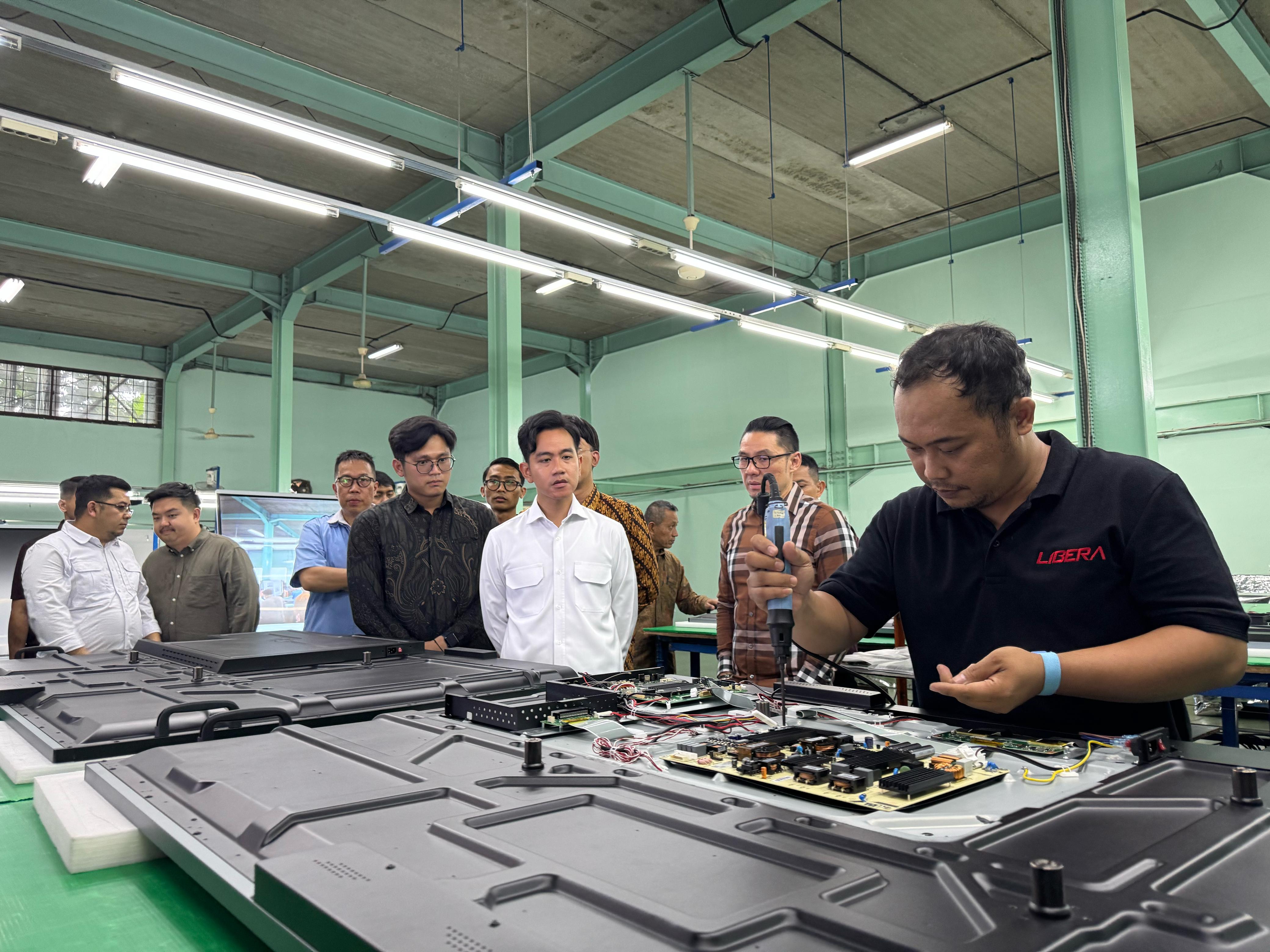 Kunjungan Wapres Gibran Rakabuming ke pabrik elektronika PT Pembina Galindra Electric Co. di Kawasan Bekasi International Industrial Estate (BIIE) Jawa Barat. (BeritaNasional/Elvis Sendouw/HO Setwapres)