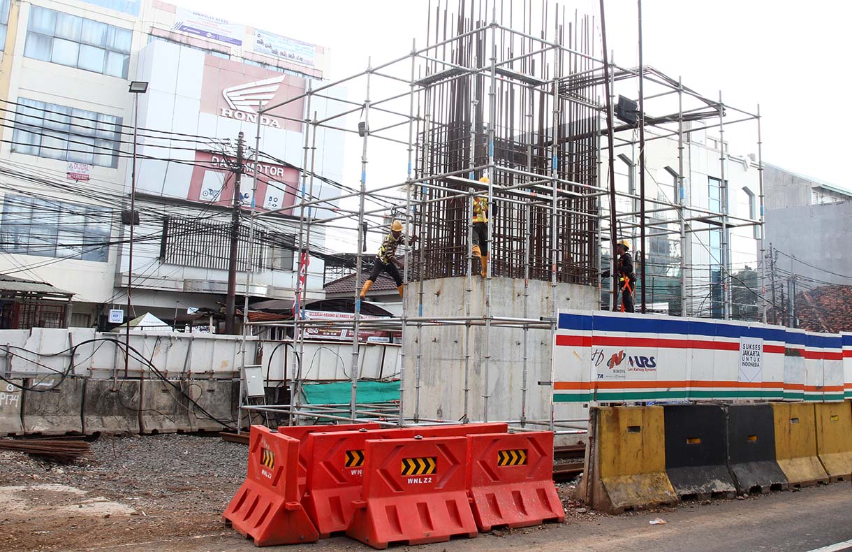 Pekerja menyelesaikan pembangunan LRT Jakarta Fase 1B di Jalan Sultan Agung, Jakarta, Rabu (21/5/2025). (Beritanasional.com/oke Atmaja)