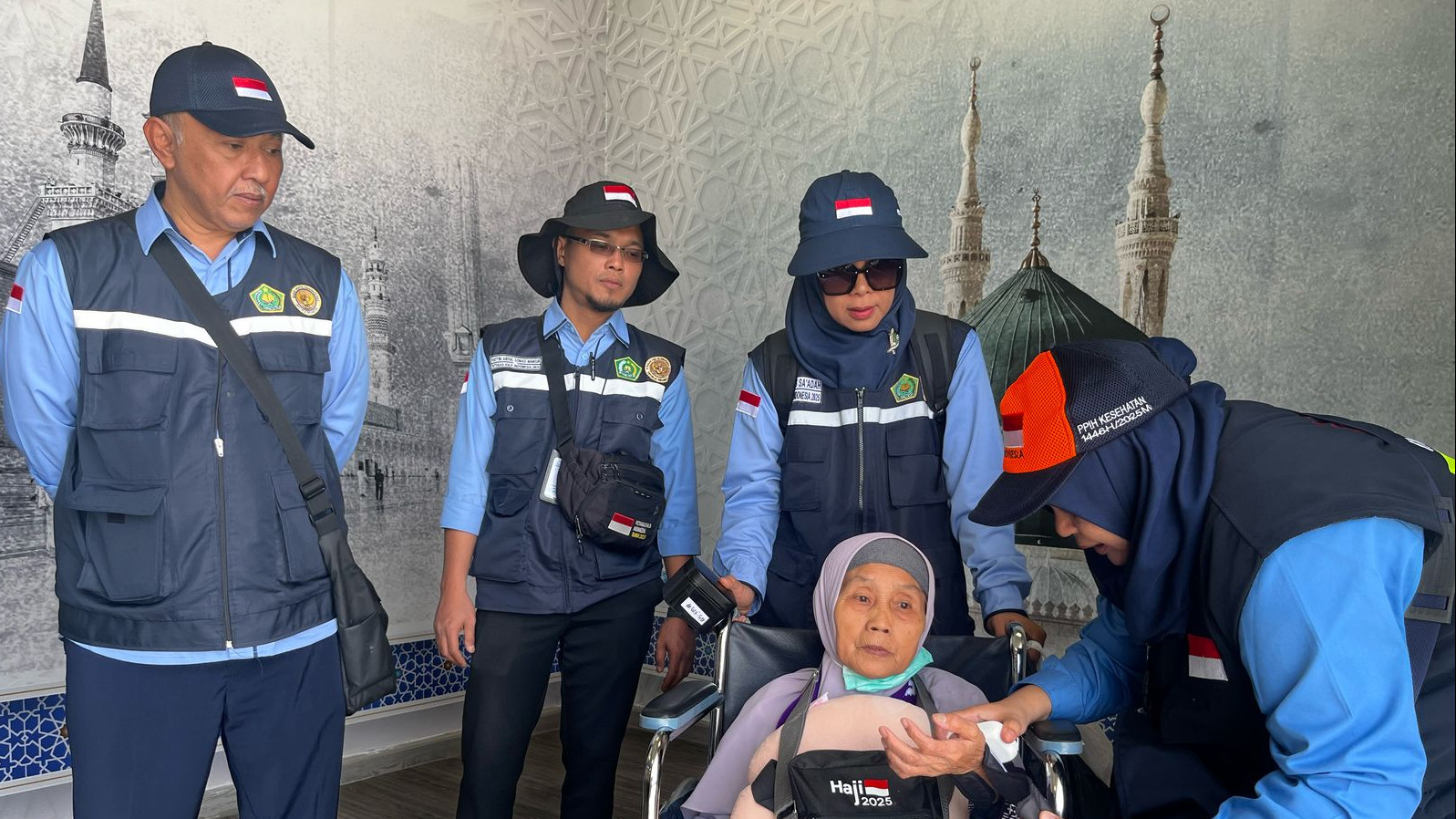 Petugas haji mengecek kondisi kesehatan jemaah setibanya di Bandara AMAA Madinah. (Foto/Kemenag RI)