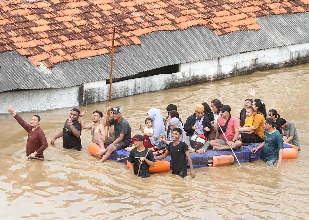 Petugas mengevakuasi warga saat melintasi banjir di kawasan Rawajati, Jakarta, Selasa (4/3/2025). (BeritaNasional/Oke Atmaja)