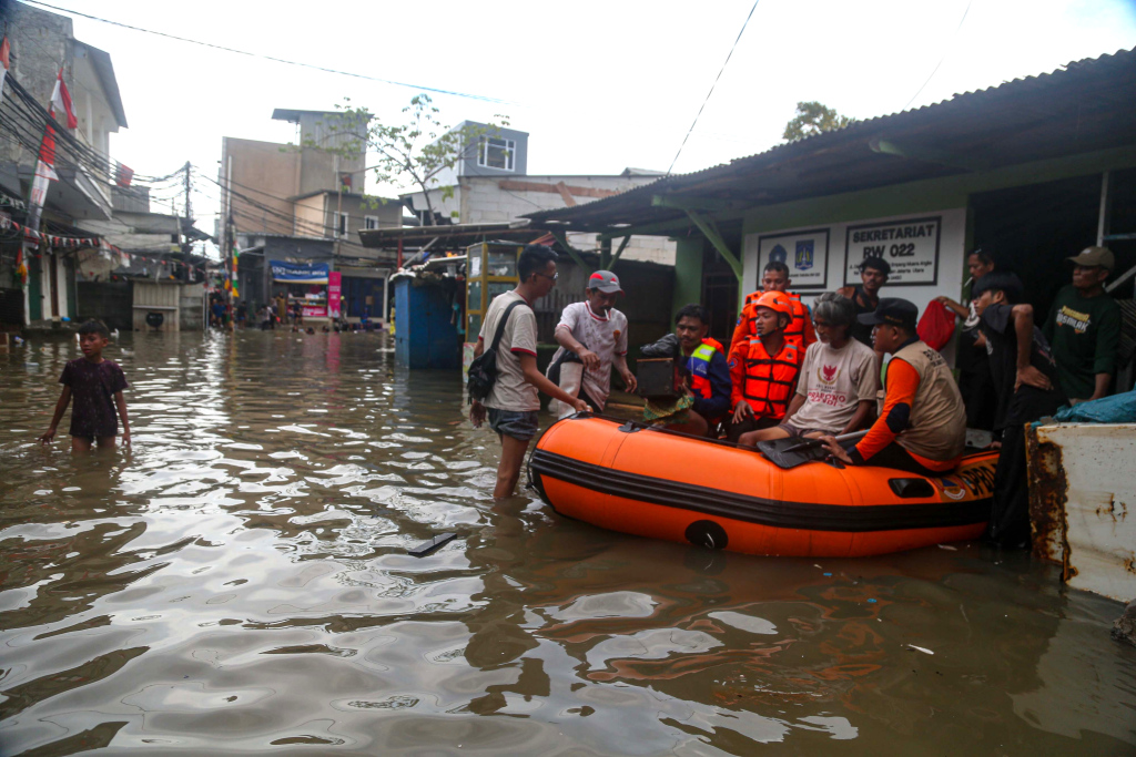 Petugas mengevakuasi warga yang tergenang banjir rob di wilayah pesisir Jakarta. (BeritaNasional/Oke Atmaja)
