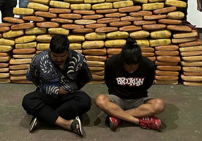 Polda Metro Bongkar Penyelundupan 143 Kilogram Ganja Jaringan Sumatera Tersangka dan ratusan kilo baeang bukti ganja diamankan Polda Metro Jaya. (BeritaNasional/dok Polri)