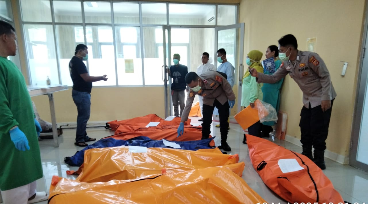 Polisi mengidentifikasi jenazah korban ledakan saat pemusnahan amunisi di Garut. (Foto/Istimewa)