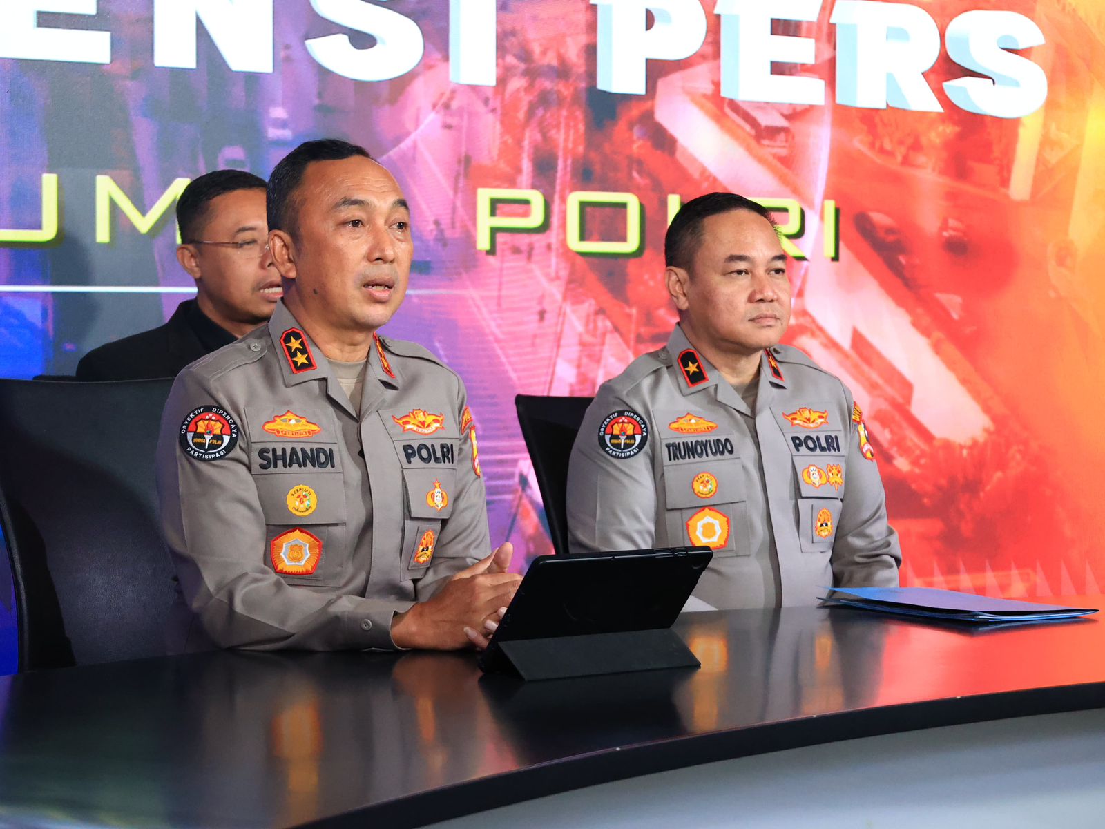 Polri Buka Layanan Call Center dan WA, Ajak Masyarakat Laporkan Tindak Premanisme Kadiv Humas Polri Irjen Pol Sandi Nugroho (kiri) saat memberikan keterangan. (Foto/Humas Polri)