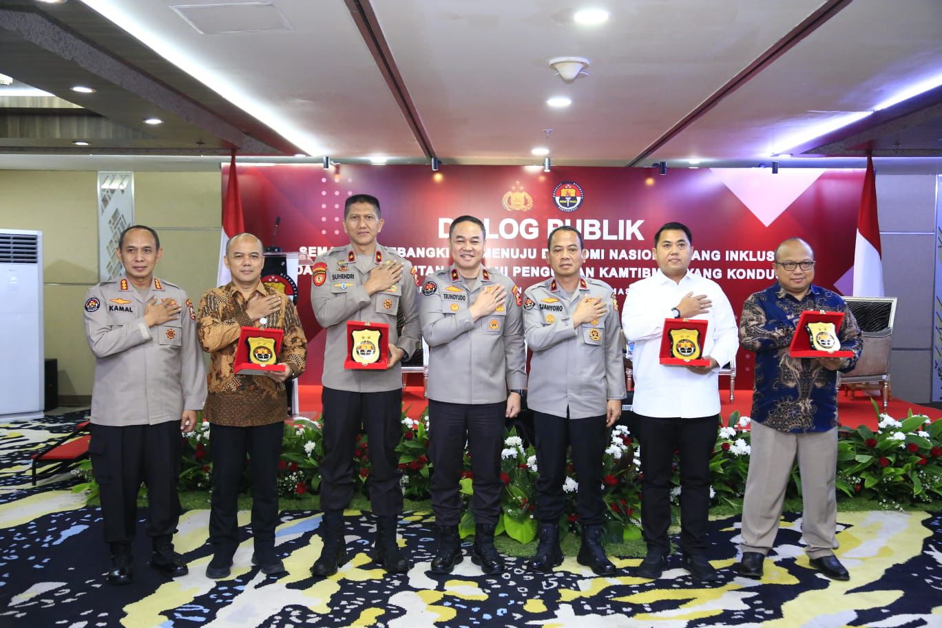 Polri Gelar Dialog Publik: Dorong Ekonomi Nasional Inklusif dan Berkelanjutan Melalui Penguatan Kamtibmas Polri gelar Dialog Publik bertajuk Semangat Kebangkitan Menuju Ekonomi Nasional yang Inklusif dan Berkelanjutan Melalui Penguatan Kamtibmas yang Kondusif. (BeritaNasional/dok humas Polri)