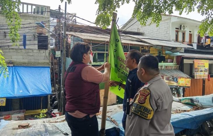 Polsek Tanah Abang Tertibkan Bendera Ormas di Ruang Publik. (Foto/istimewa)