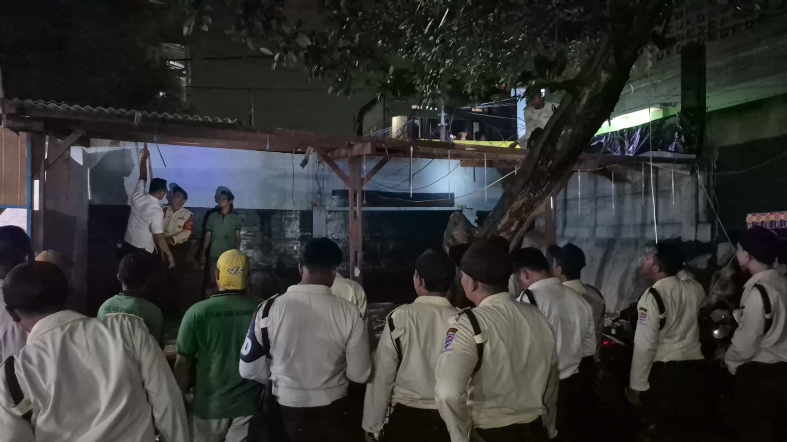 Posko Ormas di Pasar Induk Kramat Jati Dibongkar. (Foto/Istimewa)
