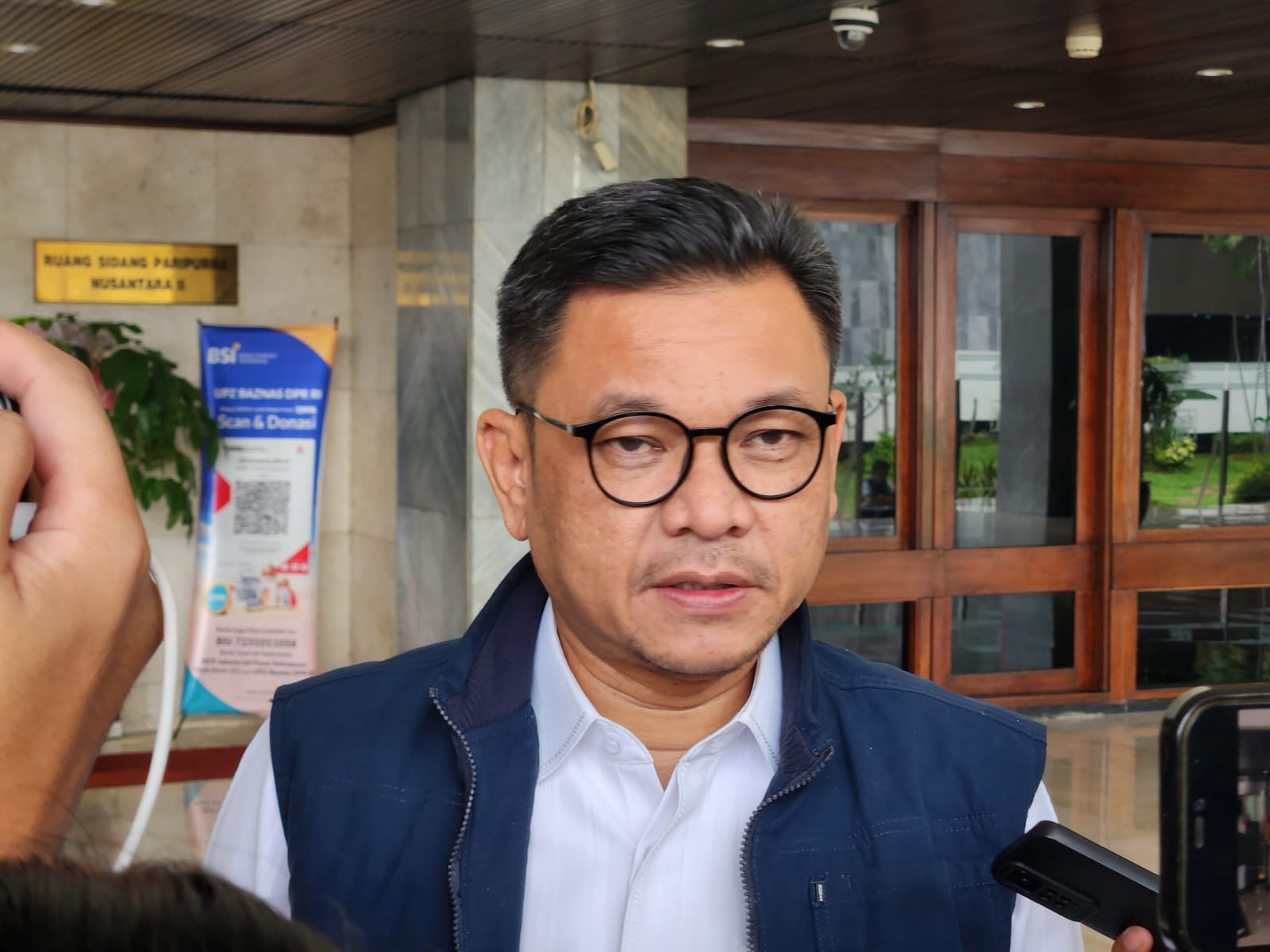 Gubernur Lemhannas Ace Hasan Syadzily saat diwawancarai. (BeritaNasional/Panji)