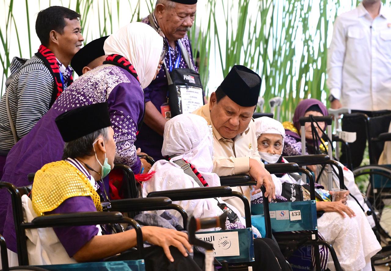 Presiden Prabowo Subianto bersama calon jemaah haji di Terminal 2F Bandara Soetta. (Foto/BPMI Setpres)