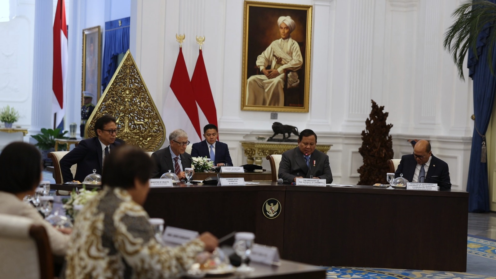Prabowo Beri Bintang Kehormatan untuk Bill Gates: Jasanya untuk Kemanusiaan Luar Biasa Presiden Prabowo Subianto rapat bersama pendiri Microsoft Bill Gates di Istana Merdeka Jakarta. (BeritaNasional/istimewa)