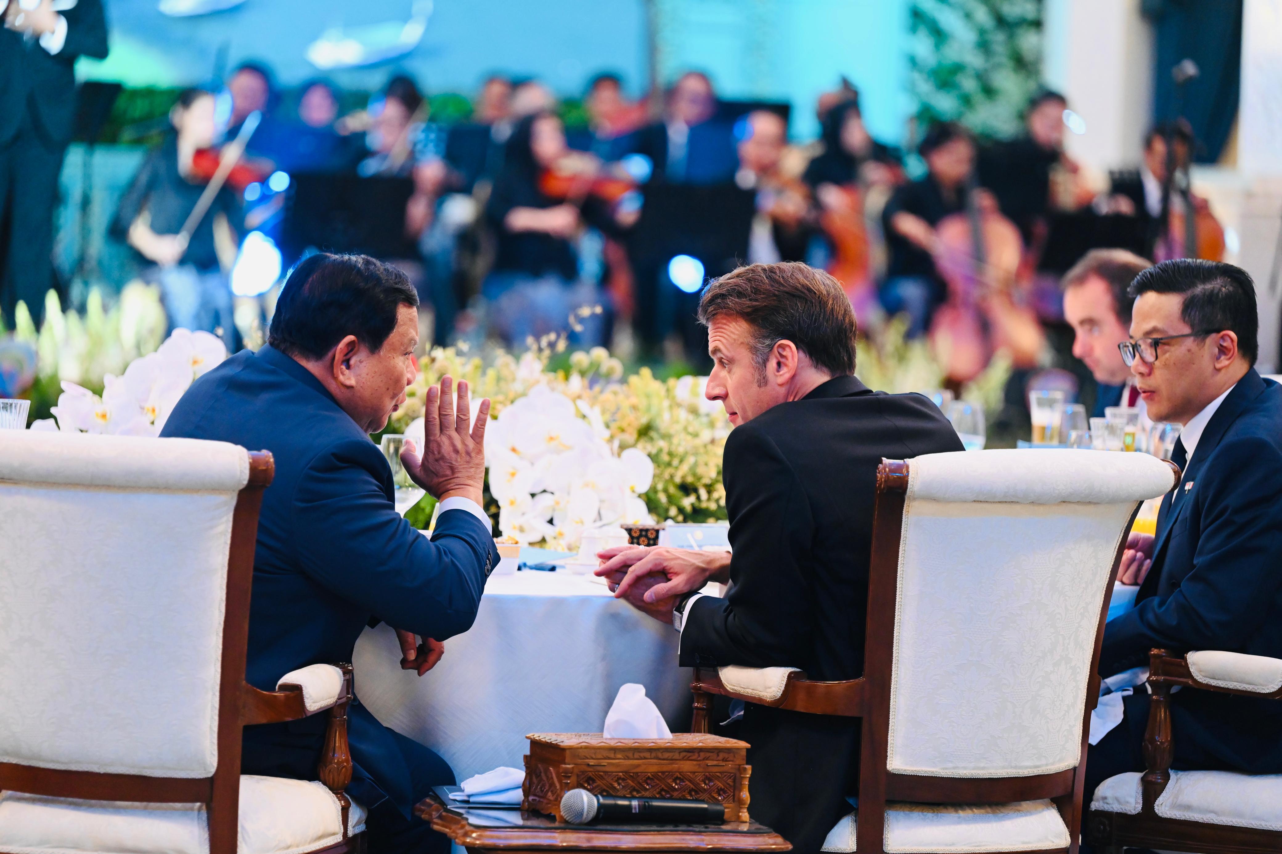 Presiden Prabowo Subianto (kiri) berbincang dengan Presiden Prancis Emmanuel Macron saat jamuan makan malam di Istana Negara, Jakarta, Rabu (28/5/2025). (Biro Pers)