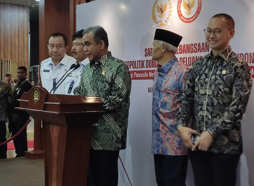 Ketua MPR RI Ahmad Muzani memberikan keterangan di gedung MPR. (BeritaNasional/Ahda)