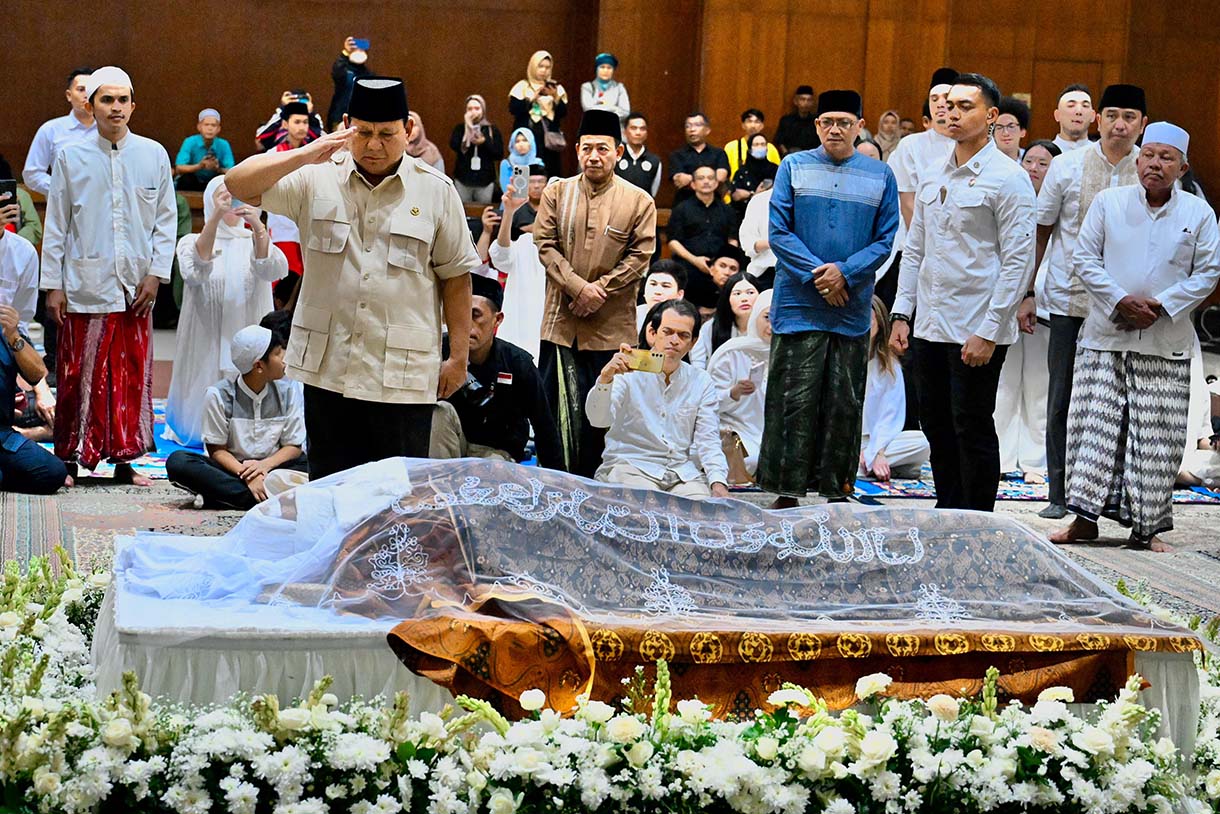 Presiden Prabowo Subianto melayat almarhum Mayjen TNI (Purn.) DR. (HC) H. Eddie Mardjoeki Nalapraya bin H. Mohammad Soetarman di Padepokan Pencak Silat Taman Mini Indonesia Indah (TMII), Jakarta Timur, Selasa (13/5/2025).(Biro pers)