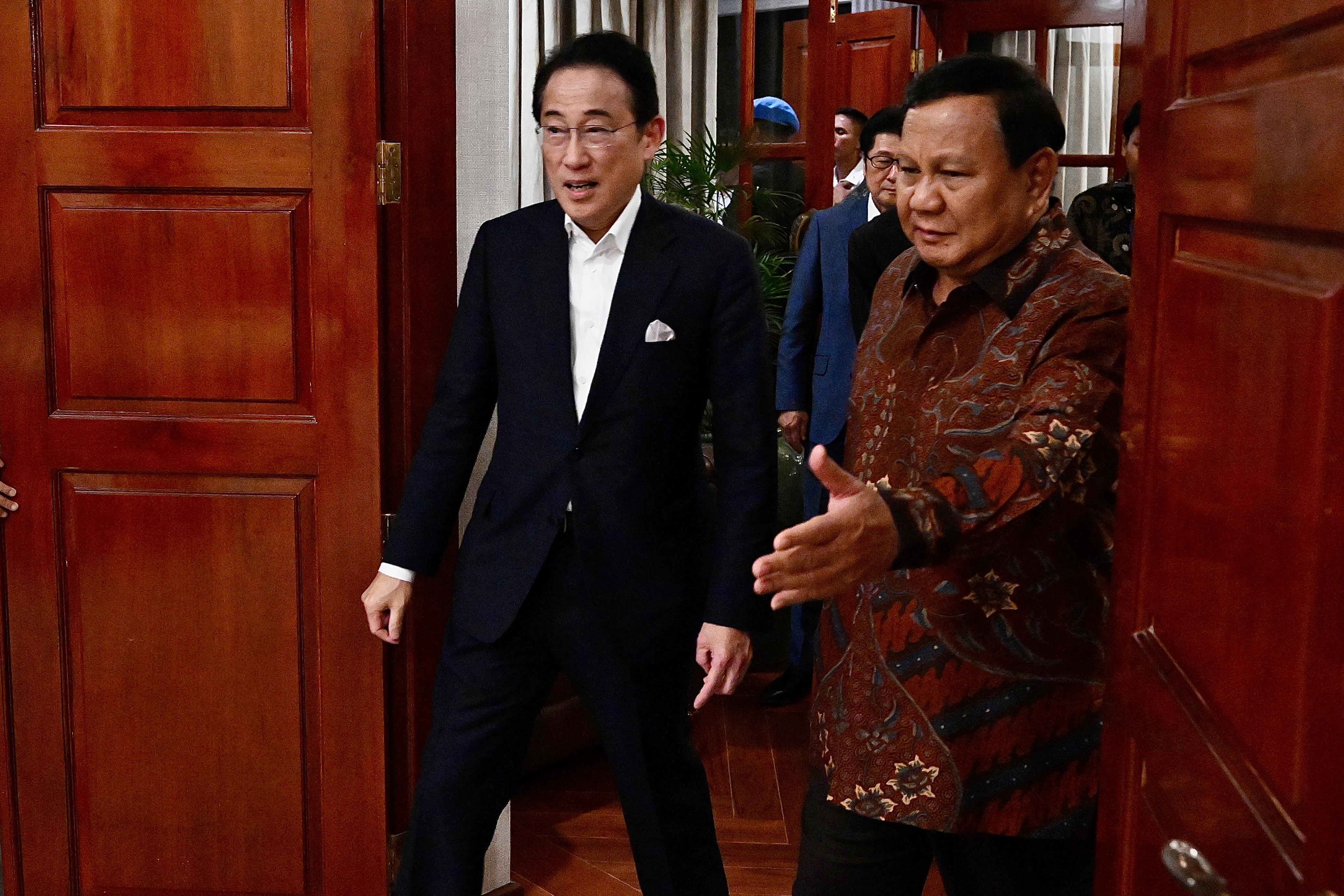 Presiden Indonesia Prabowo Subianto (kanan) bersama Utusan Khusus PM Jepang, Fumio Kishida, di Kertanegara. (Foto/BPMI Setpres)