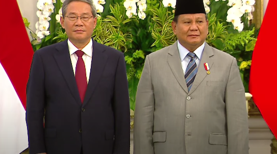 Presiden Prabowo Subianto (kanan) bersama PM China Li Qiang di Istana Negara, Jakarta. (Foto/YouTube Setpres)