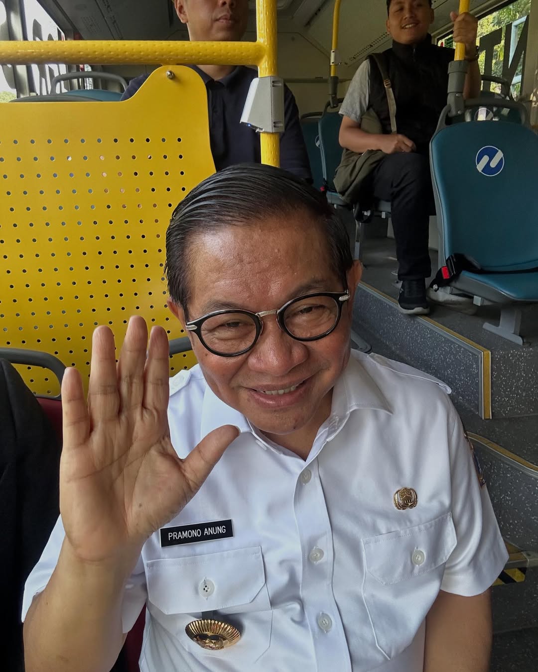 Gubernur Jakarta Pramono Anung saat menaiki transportasi umum. (Foto/Instagram)