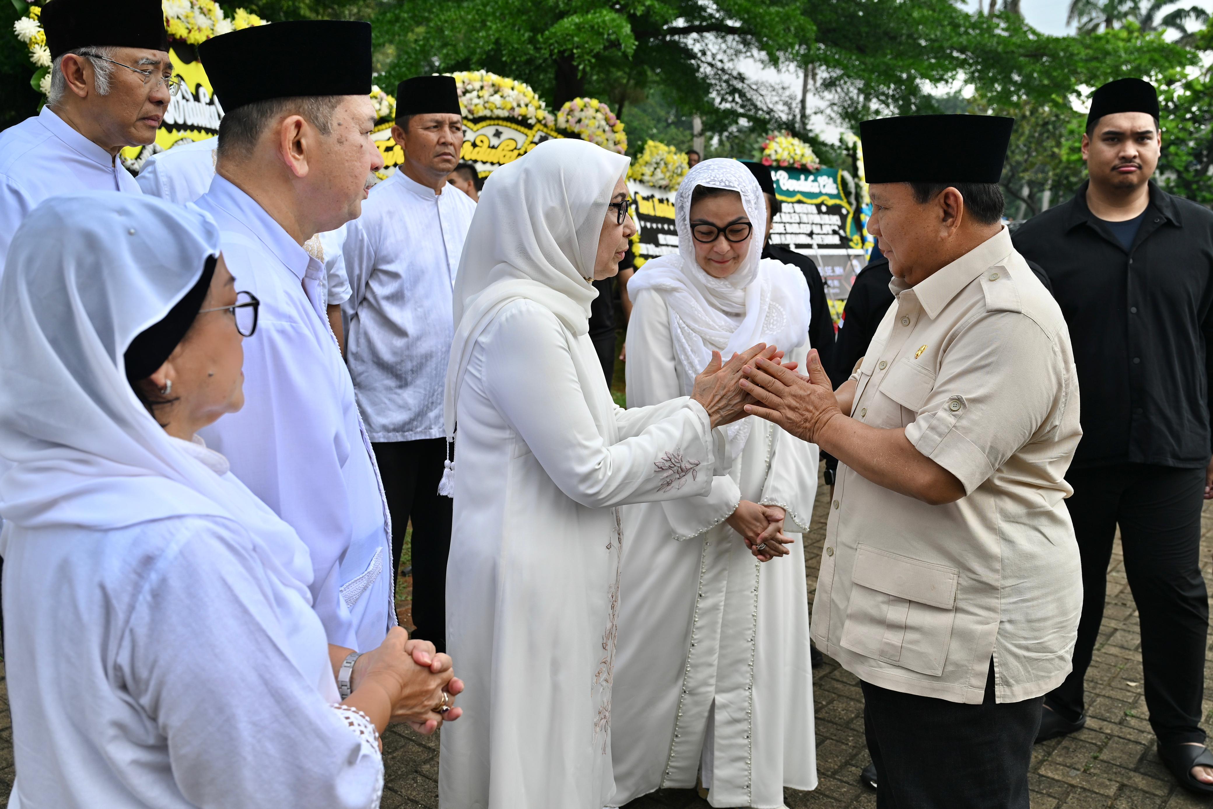 Presiden Indonesia Prabowo melayat almarhum Eddie Mardjoeki Nalapraya. (Foto/BPMI Setpres)