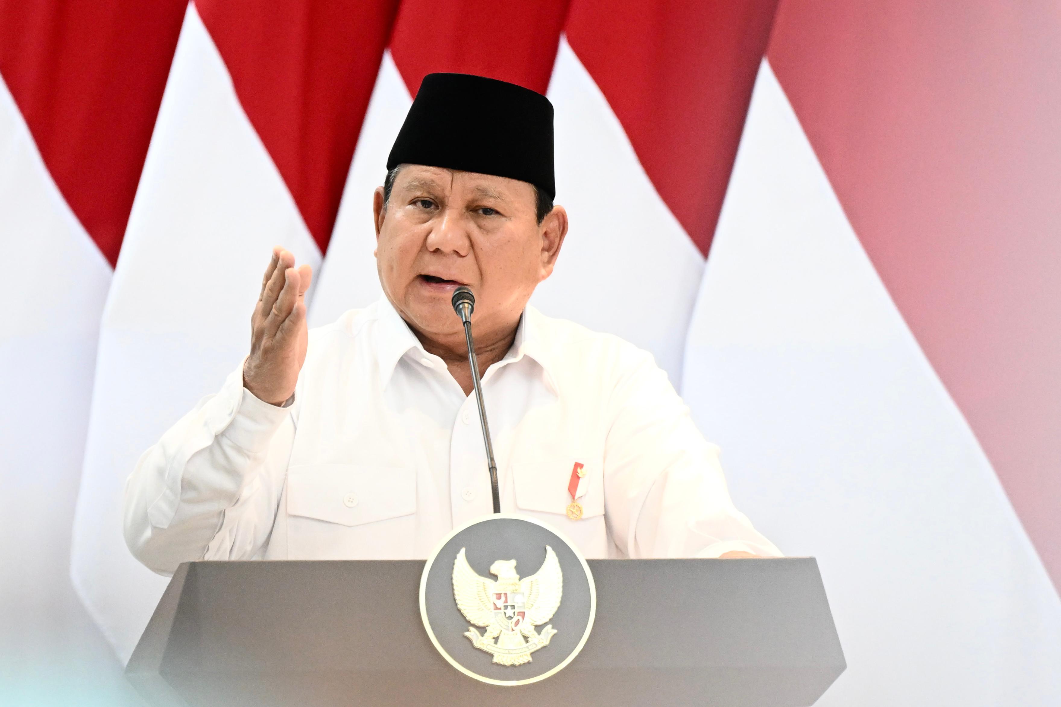 Presiden Prabowo Subianto saat memimpin sidang kabinet di Istana Kepresidenan, Jakarta, Senin (5/5/2025). (Foto/BPMI Setpres)
