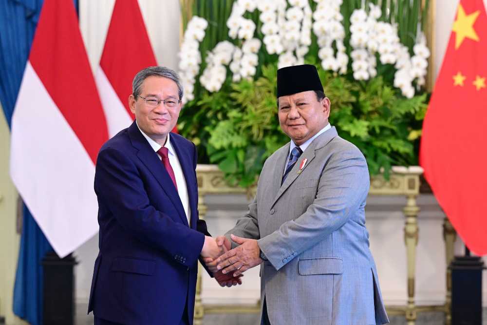 Presiden Indonesia Prabowo Subianto bersalaman dengan PM China Li Qiang di Istana Negara, Jakarta. (Foto/BPMI Setpres)