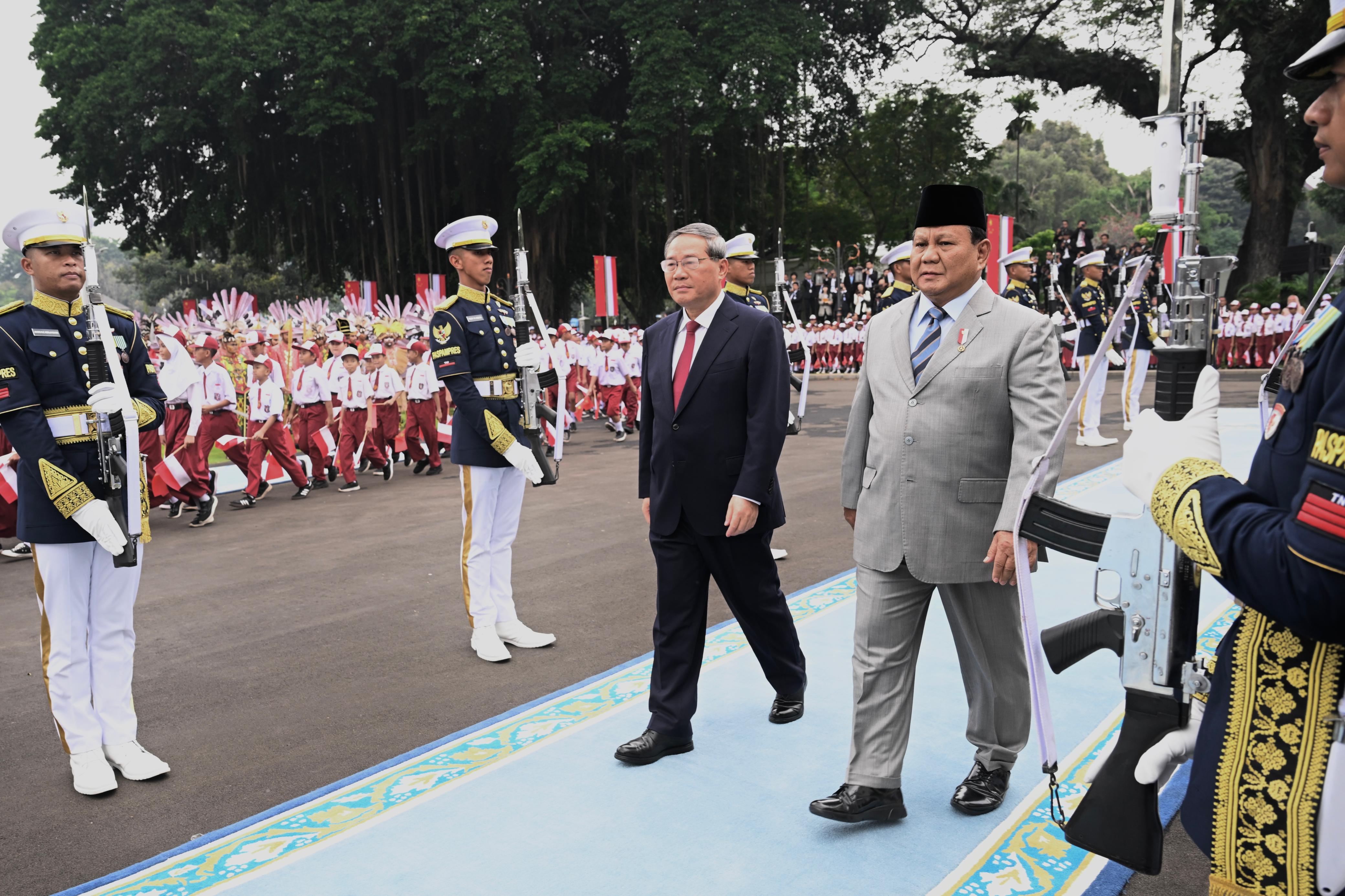Presiden Indonesia Prabowo Subianto bersalaman dengan PM China Li Qiang di Istana Negara, Jakarta. (Foto/BPMI Setpres)