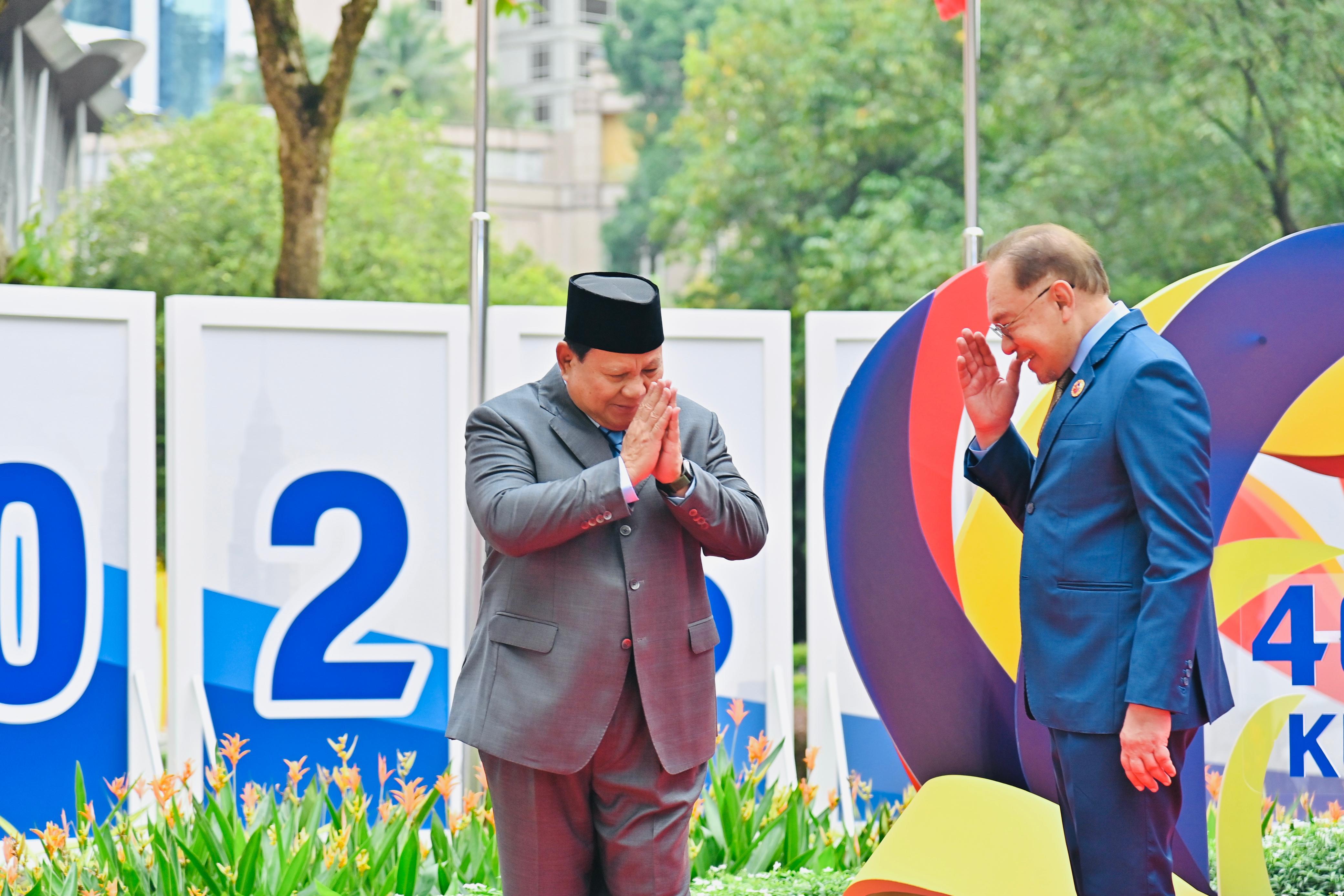 Momen Hangat Presiden Prabowo dan PM Malaysia saat Hadiri KTT Ke-46 ASEAN Presiden Indonesia Prabowo Subianto (kiri) bertemu dengan PM Malaysia Anwar Ibrahim. (Foto/BPMI Setpres)