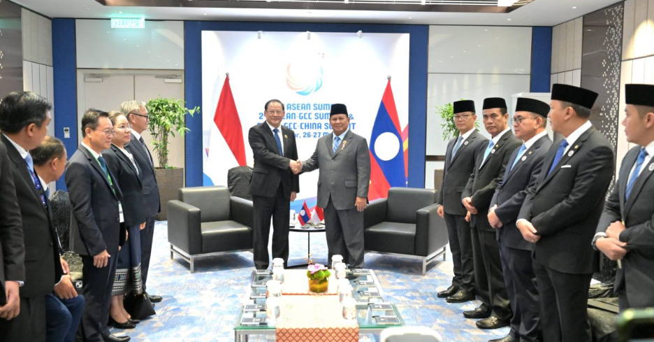 Presiden Indonesia Prabowo Subianto (bersalaman) melakukan pertemuan bilateral dengan PM Lao PDR Sonexay Siphandone. (Foto/BPMI)
