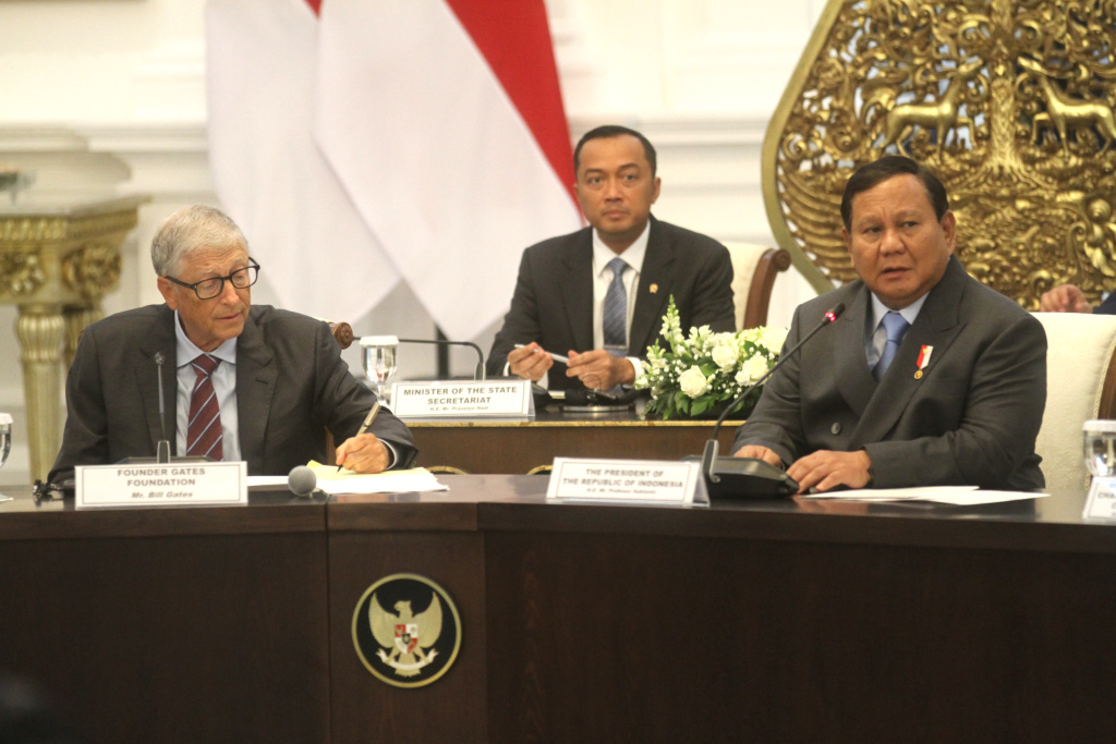 Presiden Prabowo Subianto (kanan) bersama Pendiri Microsoft dan tokoh filantropi dunia Bill Gates (kiri) didampingi Mensesneg Prasetyo Hadi (kedua kiri) dan Seskab Teddy Indra Wijaya (kedua kanan) melakukan pertemuan dengan para pengusaha di Istana Merdeka, Jakarta, Rabu (7/5/2025). (Berita nasional.com/Oke Atmaja)
