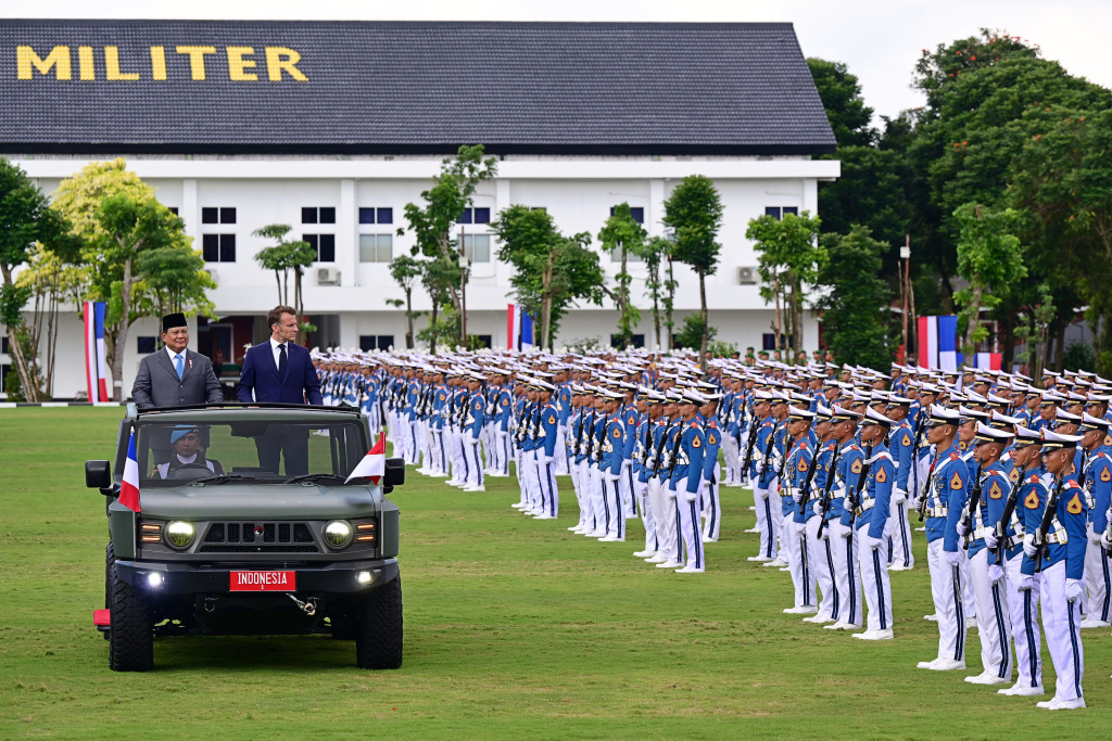 Presiden Prabowo Subianto (kiri) dan Presiden Prancis Emmanuel Macron berdiri di atas mobil Maung Tangguh saat memeriksa pasukan di Akademi Militer (Akmil), Magelang, Jawa Tengah, Kamis (29/5/2025).  (Biro Pers)