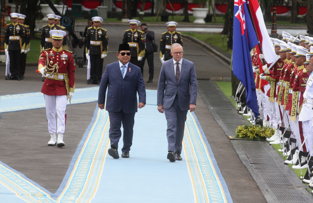 Presiden Prabowo Subianto (kiri) dan Perdana Menteri Australia Anthony Albanese (kanan) memeriksa pasukan saat kunjungan kenegaraan di Istana Merdeka, Jakarta, Jakarta, Kamis (15/5/2025). (Beritanasional.com/Oke Atmaja)