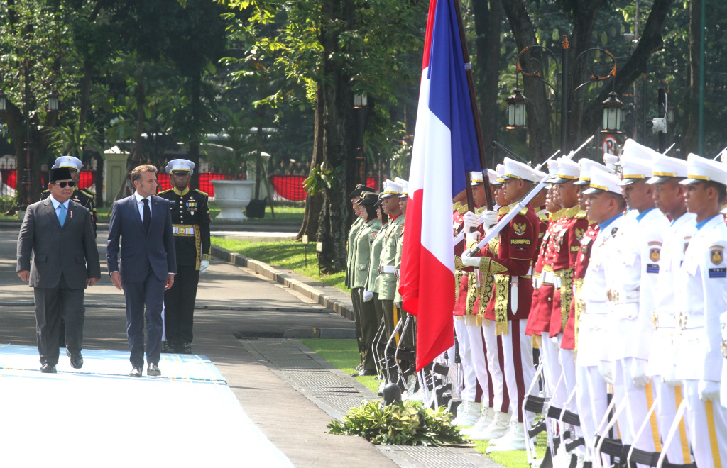 Presiden Prabowo Subianto (kiri) bersama Presiden Prancis Emmanuel Macron memeriksa pasukan saat kunjungan kenegaraan di Istana Merdeka, Jakarta, Rabu (28/5/2025). (Beritanasional.com/Oke Atmaja)