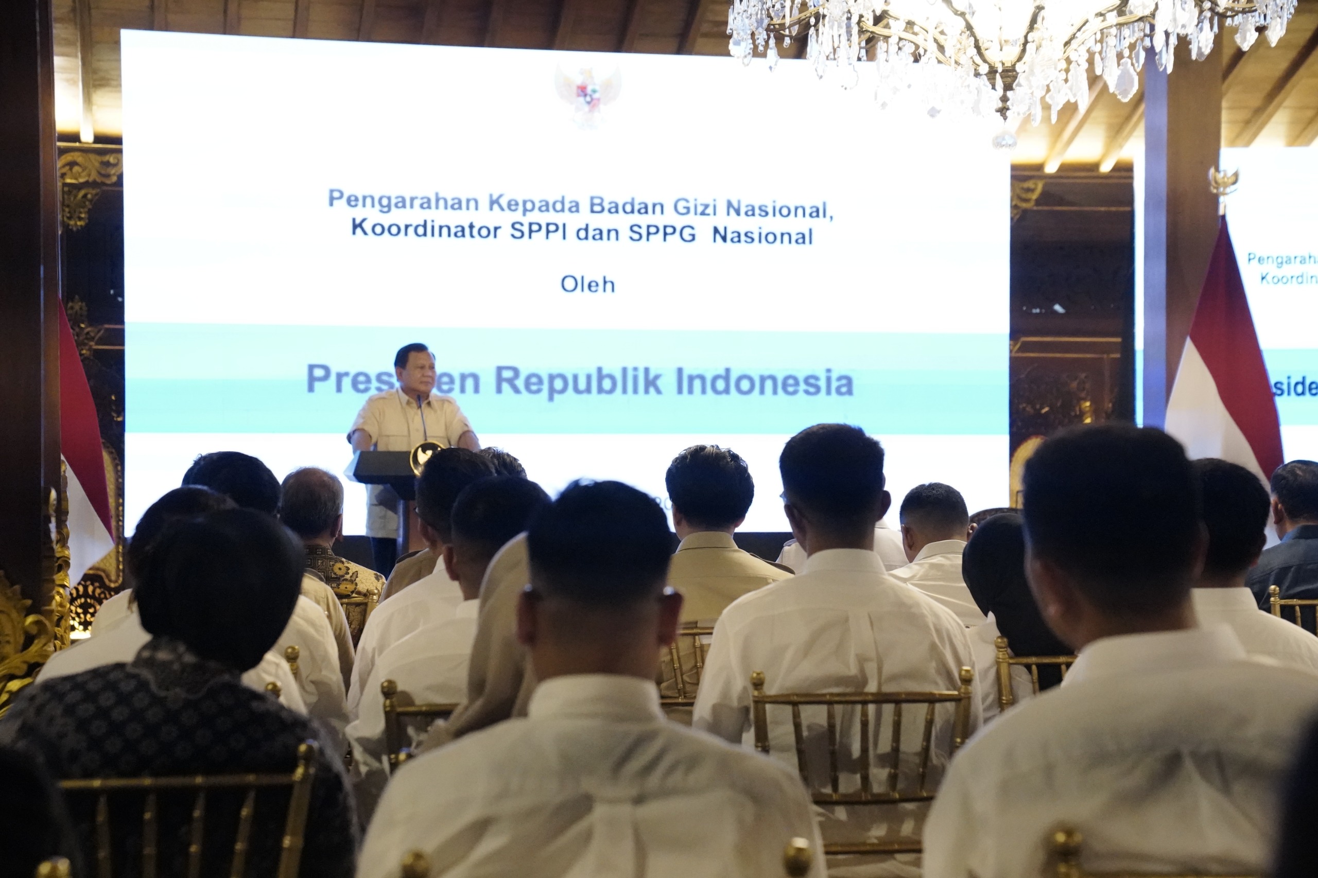 Presiden Prabowo saat memberian pengarahan kepada Badan Gizi Nasional, Koordinator SPPI dan SPPG Nasional di kediamannya di Hambalang. (Foto/Tim Prabowo).