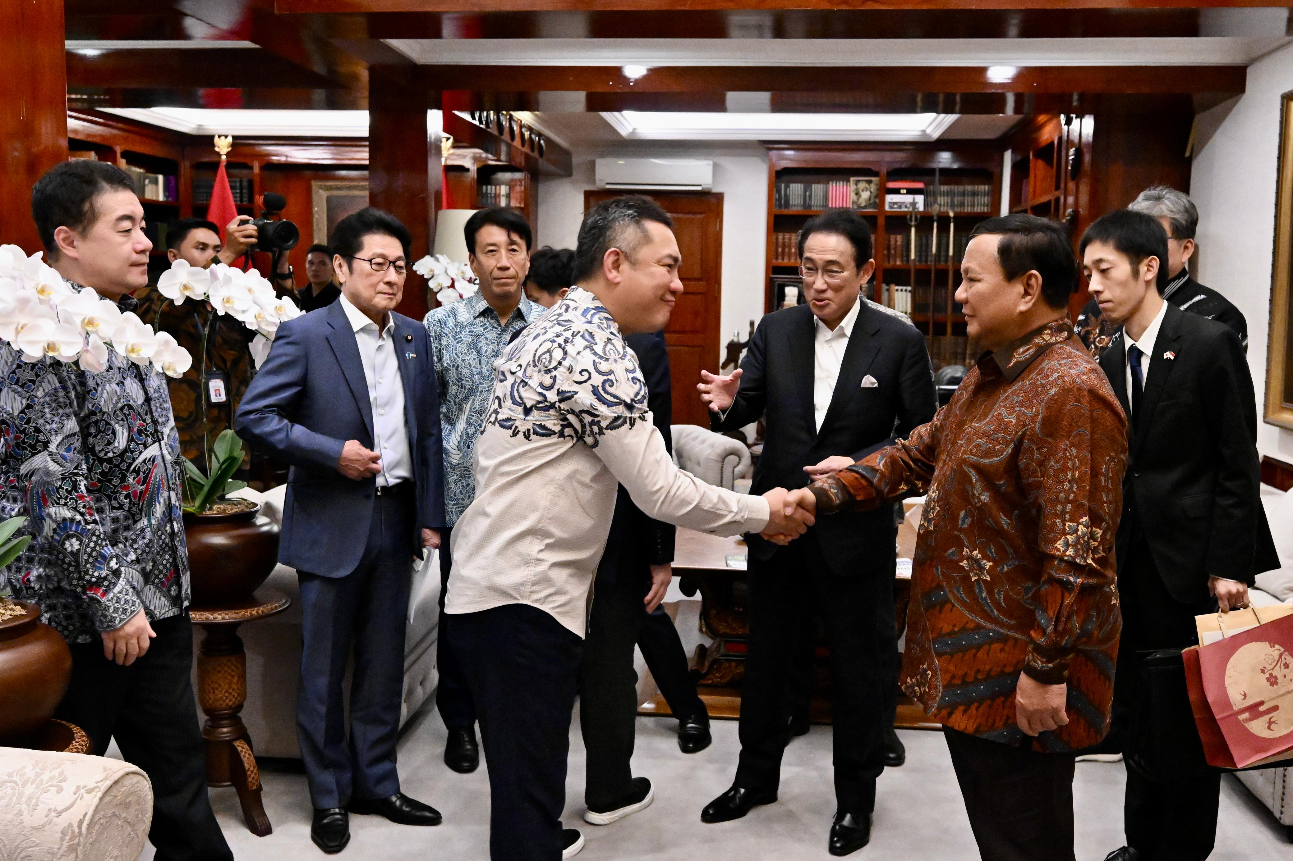 Presiden Republik Indonesia Prabowo Subianto menerima kunjungan Utusan Khusus Perdana Menteri Jepang, yang juga mantan Perdana Menteri Jepang, Fumio Kishida. (Foto/BPMI)