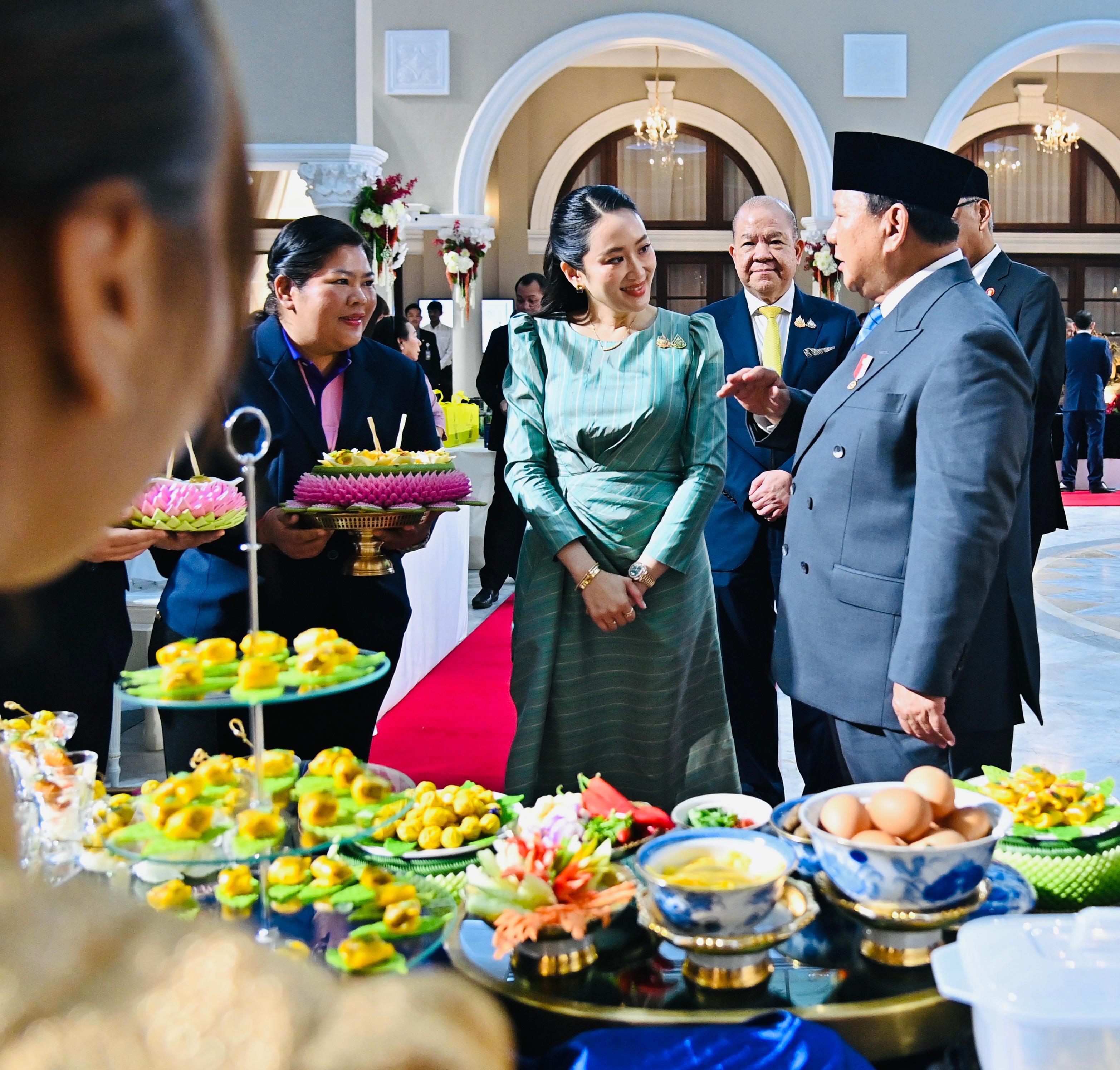 Presiden Prabowo Subianto (kanan) bersama PM Thailand Paetongtarn mengunjungi pameran seni dan kuliner. (Foto/BPMI Setpres)