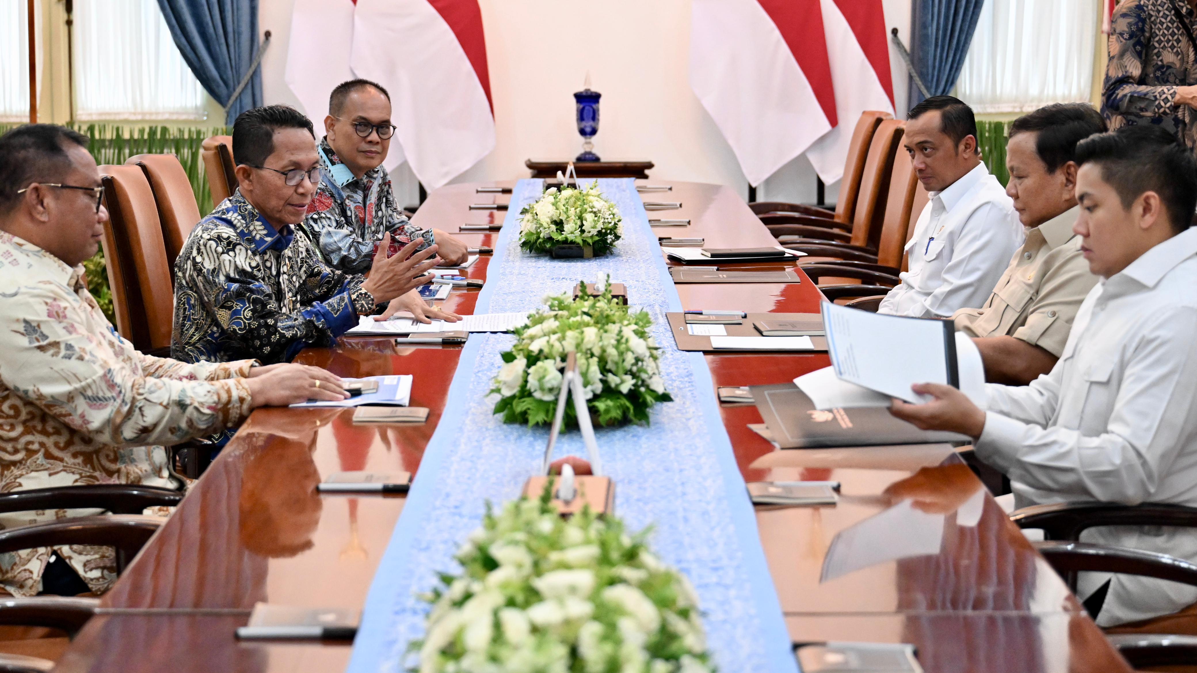Presiden Prabowo Subianto memanggil jajaran Badan Pengusahaan (BP) Batam di Istana Merdeka, Jakarta, Kamis (22/5/2025). (Foto/BPMI Setpres)