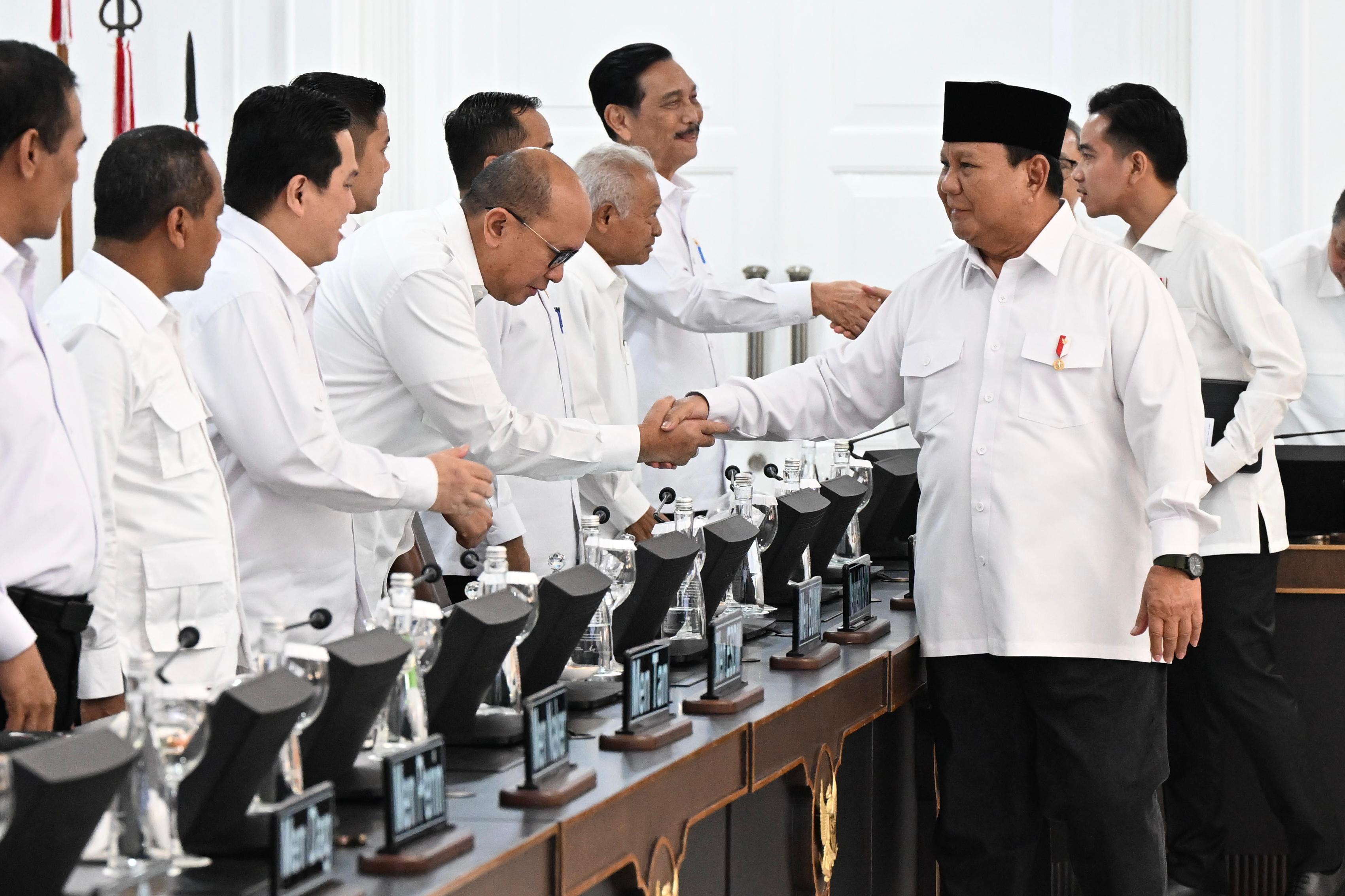 Presiden Prabowo Subianto menyalami para menterinya saat sidang kabinet di Istana Kepresidenan, Jakarta, Senin (5/5/2025). (Foto/BPMI Setpres)