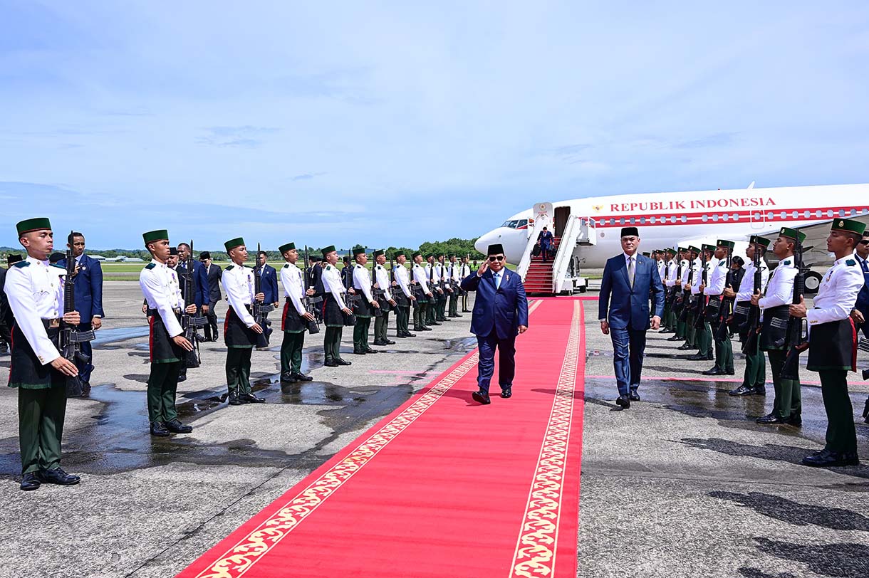 Presiden Prabowo Subianto memberi hormat saat tiba di Bandar Udara Internasional Brunei, Bandar Seri Begawan, Brunei Darussalam, Rabu (14/5/2025).(Biro pers)