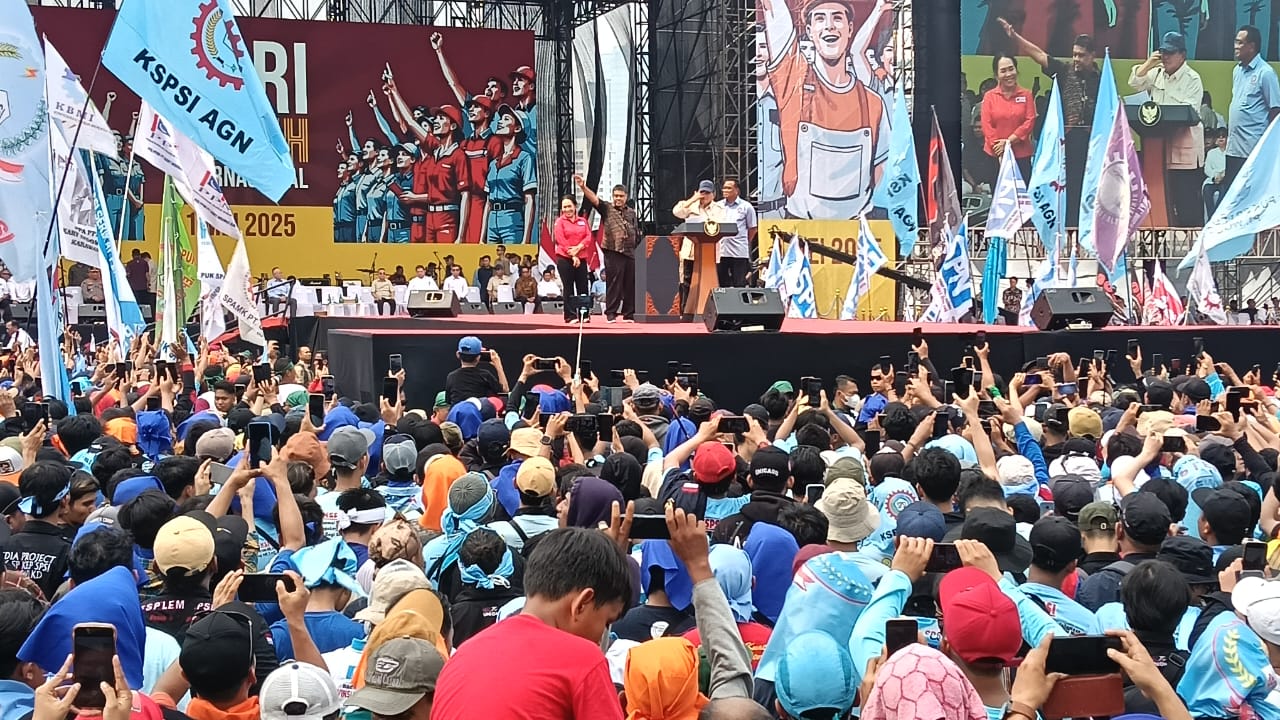 Momen Presiden Prabowo hadiri Hari Buruh 2025 di Monas. (BeritaNasional/Oke Atmaja)